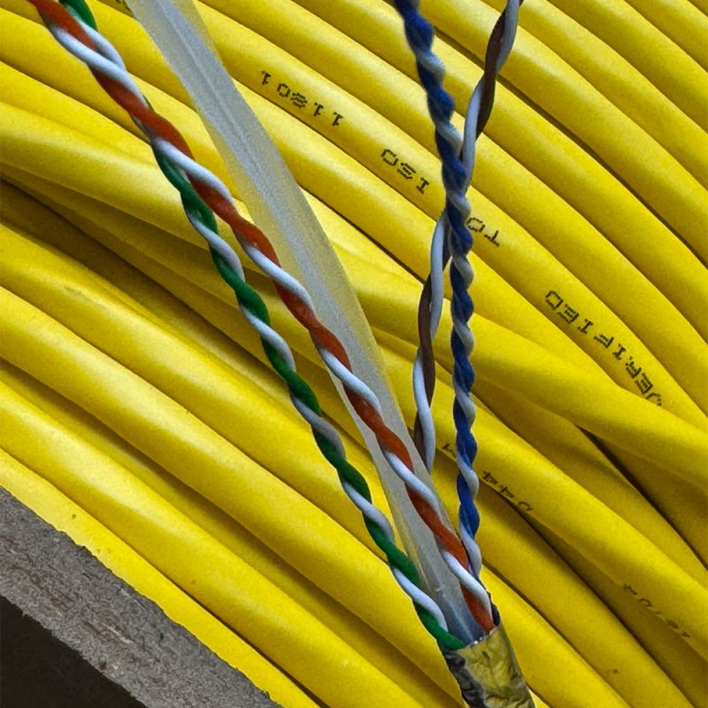 کابل شبکه دیتالینک CAT6 F/UTP زرد – مناسب شبکه و PoE تا ۱۵۰ متر – کابلینو